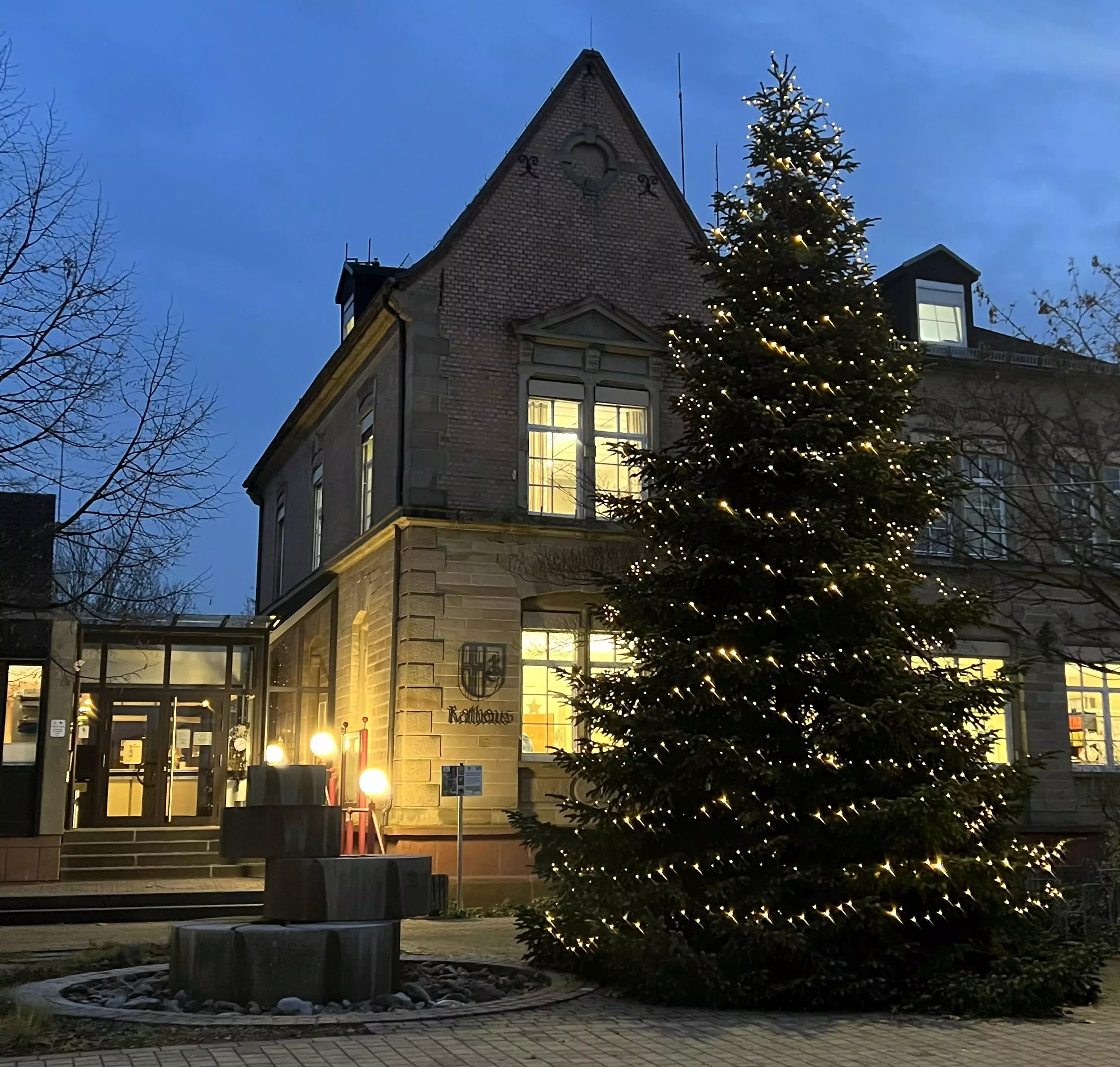 Rathaus in Ubstadt weihnachtlich geschmückt